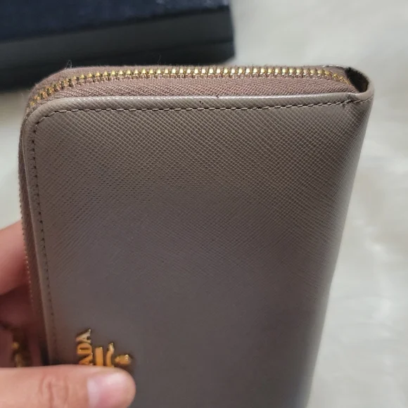 PRADA - Picture 8 of 16